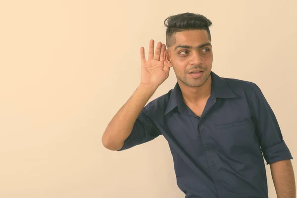 Знімок Молодого Індійського Бізнесмена Який Думає Слухаючи Білому Фоні — стокове фото