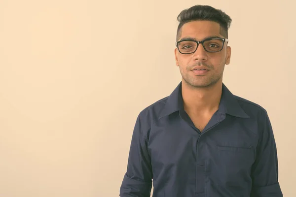 Estúdio Tiro Jovem Empresário Indiano Vestindo Óculos Contra Fundo Branco — Fotografia de Stock