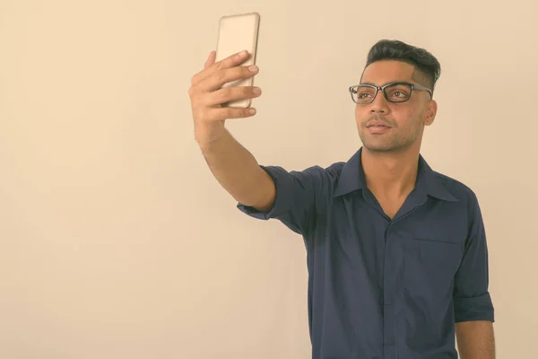 Studio Shot Jeune Homme Affaires Indien Utilisant Téléphone Portable Tout — Photo
