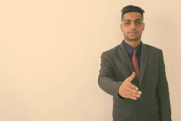 Зйомки Молодого Індійського Бізнесмена Який Потиснув Руку Білому Фону — стокове фото