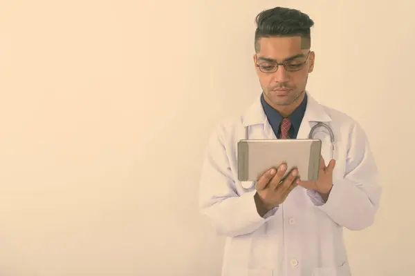 Studio Záběr Mladý Indický Muž Lékař Nosí Brýle Proti Bílému — Stock fotografie