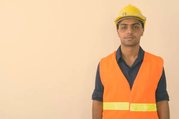 Зйомки Молодого Індійського Будівельника Проти Білого Фону — стокове фото