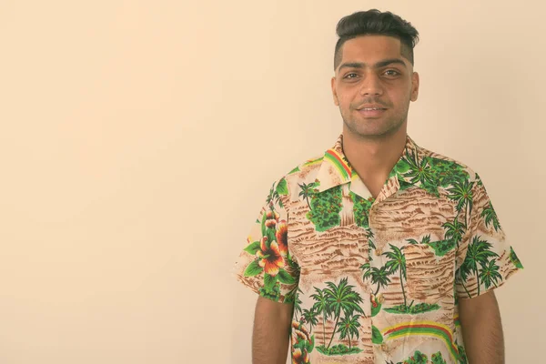 Studioaufnahme Eines Jungen Indischen Touristenmannes Hawaiihemd Vor Weißem Hintergrund — Stockfoto