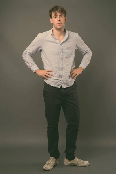 Estúdio Tiro Jovem Bonito Homem Vestindo Camisa Azul Contra Fundo — Fotografia de Stock