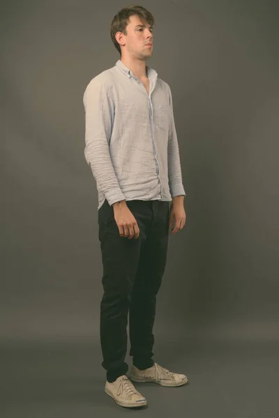 Estúdio Tiro Jovem Bonito Homem Vestindo Camisa Azul Contra Fundo — Fotografia de Stock