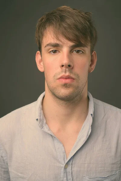 Estudio Tiro Joven Hombre Guapo Con Camisa Azul Sobre Fondo —  Fotos de Stock