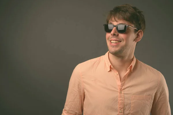 Estudio Disparo Joven Hombre Negocios Guapo Sobre Fondo Gris —  Fotos de Stock