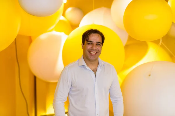 Retrato Hombre Negocios Persa Guapo Dentro Habitación Amarilla Con Globos — Foto de Stock