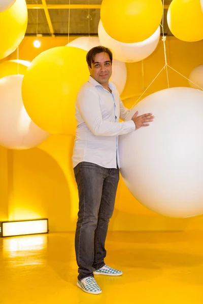 Porträtt Stilig Persisk Affärsman Inne Gult Rum Med Ballonger — Stockfoto