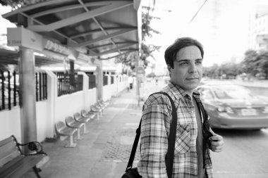 Yakışıklı İranlı turist portresi tatilini ve Bangkok 'u siyah beyaz gezerek geçiriyor.