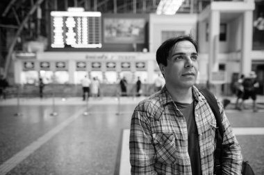 Yakışıklı İranlı turist portresi tatilini ve Bangkok 'u siyah beyaz gezerek geçiriyor.