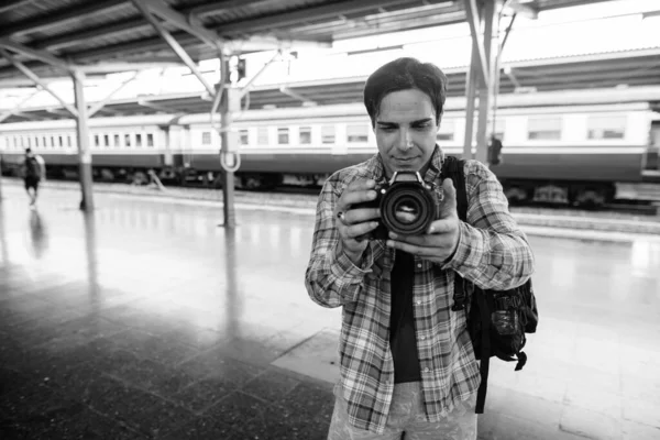 휴가를 보내며 흑백으로 탐험하는 잘생긴 페르시아 관광객의 — 스톡 사진