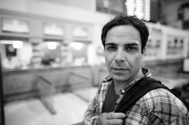 Yakışıklı İranlı turist portresi tatilini ve Bangkok 'u siyah beyaz gezerek geçiriyor.