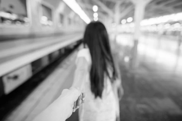 黒と白の鉄道駅で若い美しいアジアの観光客の女性の肖像画 — ストック写真