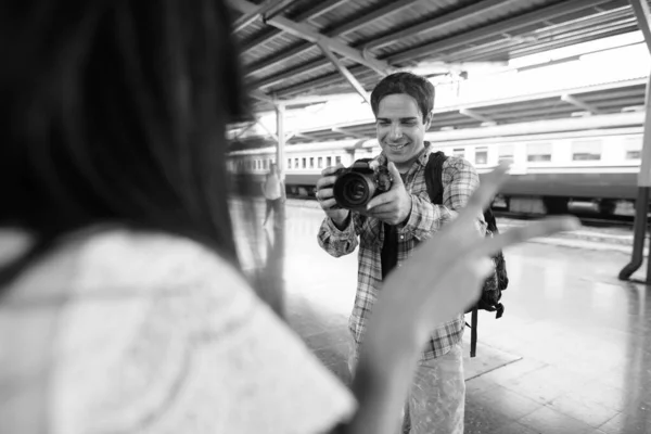 在火车站 波斯游客的画像和年轻美丽的亚洲游客的画像是黑白相映成趣的 — 图库照片