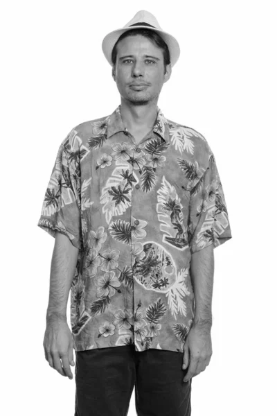 摄影棚拍摄的英俊游客身穿夏威夷衬衫 准备穿黑白相间的度假 — 图库照片