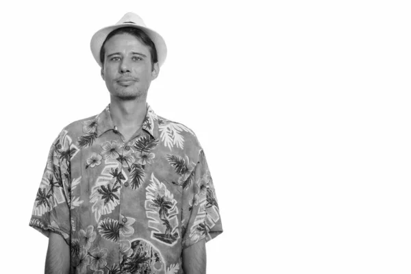 スタジオショットのハンサムな観光客の男身に着けているハワイのシャツと準備ができて休暇で黒と白 — ストック写真
