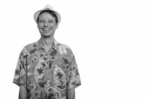 スタジオショットのハンサムな観光客の男身に着けているハワイのシャツと準備ができて休暇で黒と白 — ストック写真