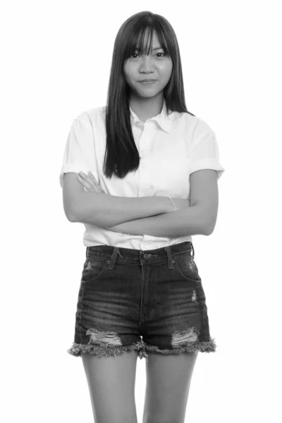 スタジオショットの若いです美しいですアジアのティーン女の子隔離された背景に白で黒と白 — ストック写真