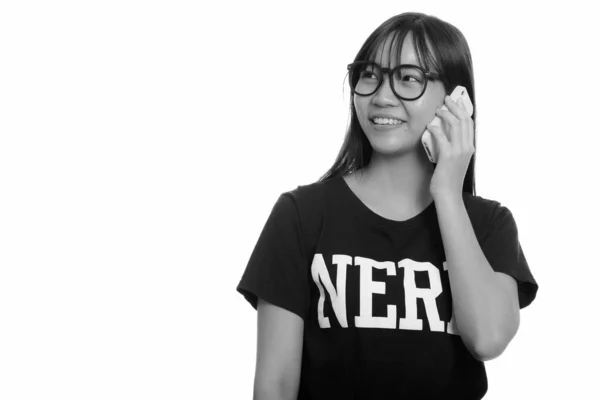 工作室拍摄的年轻的书呆子亚洲少女与眼镜隔离与白色背景的黑白 — 图库照片