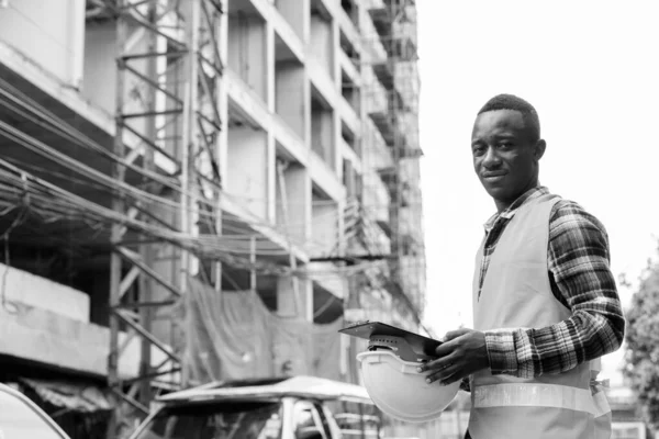 Portrait Jeune Homme Africain Travailleur Construction Sur Chantier Plein Air — Photo