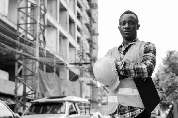 Retrato Joven Trabajador Construcción Africano Obra Aire Libre Blanco Negro —  Fotos de Stock