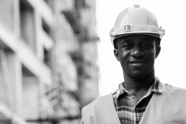 Retrato Joven Trabajador Construcción Africano Obra Aire Libre Blanco Negro —  Fotos de Stock
