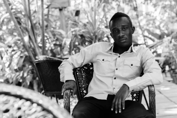 黒と白の屋外の通りでリラックスした若いアフリカのビジネスマンの肖像画 — ストック写真