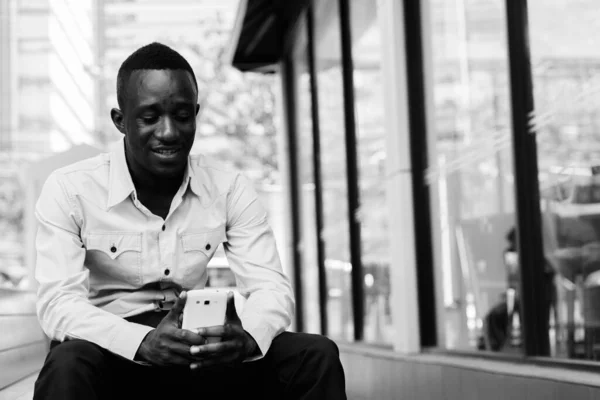 Genç Afrikalı Adamının Portresi Sokaklarda Siyah Beyaz Dinleniyor — Stok fotoğraf