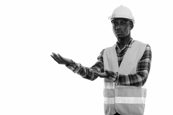 Estudio Joven Trabajador Construcción Africano Aislado Sobre Fondo Blanco Blanco —  Fotos de Stock