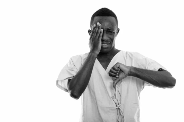 Genç Afrikalı Bir Adamın Hastane Hastası Olarak Siyah Beyaz Arka — Stok fotoğraf