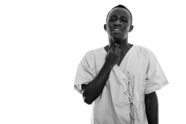 Estúdio Tiro Jovem Homem Africano Como Paciente Hospitalar Isolado Contra — Fotografia de Stock