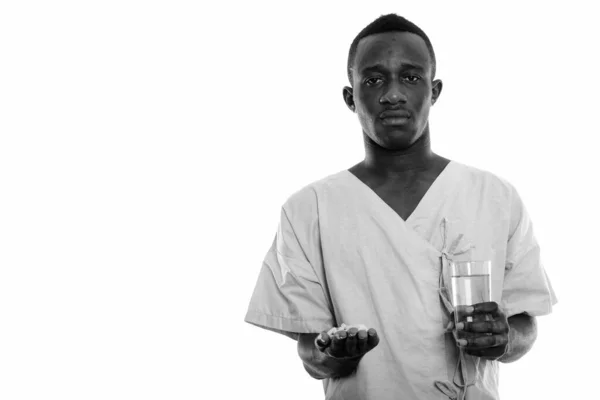 Studio Girato Giovane Uomo Africano Come Paziente Ospedaliero Isolato Sfondo — Foto Stock