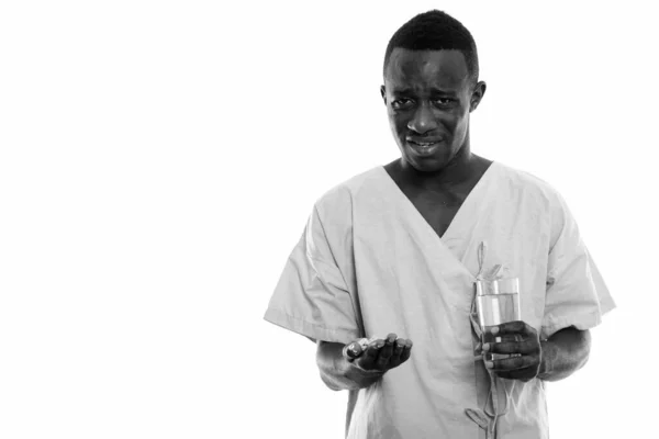 Estúdio Tiro Jovem Homem Africano Como Paciente Hospitalar Isolado Contra — Fotografia de Stock