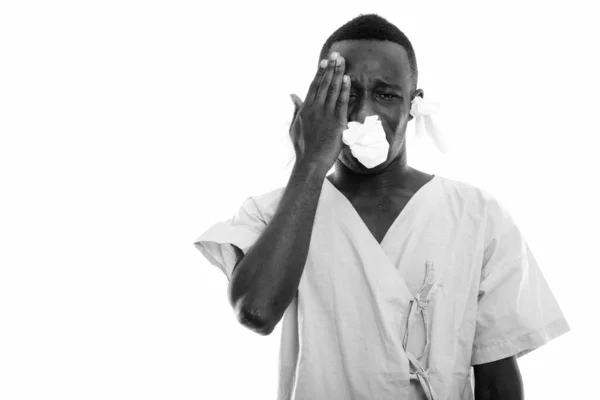 Prise Vue Studio Jeune Africain Hospitalisé Isolé Sur Fond Blanc — Photo