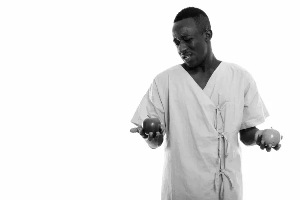 Estúdio Tiro Jovem Homem Africano Como Paciente Hospitalar Isolado Contra — Fotografia de Stock