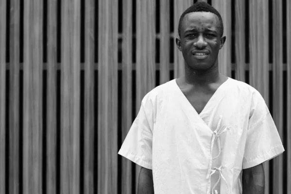 Портрет Молодого Африканця Лікарні Пацієнта Відкритому Повітрі Чорно Білому — стокове фото