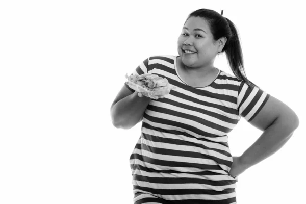 Studioaufnahme Einer Jungen Schönen Übergewichtigen Asiatin Isoliert Vor Weißem Hintergrund — Stockfoto