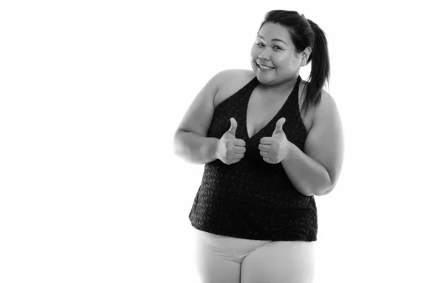 演播室拍摄的年轻 超重的亚洲女子在黑白相间的背景下准备去健身房 — 图库照片