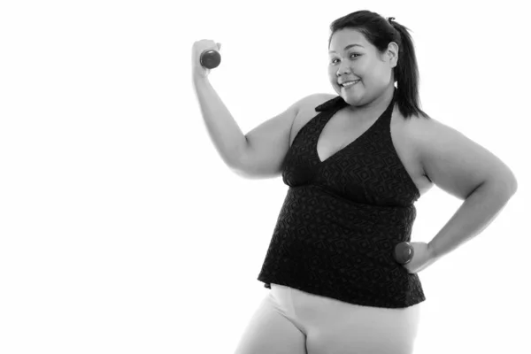 演播室拍摄的年轻 超重的亚洲女子在黑白相间的背景下准备去健身房 — 图库照片