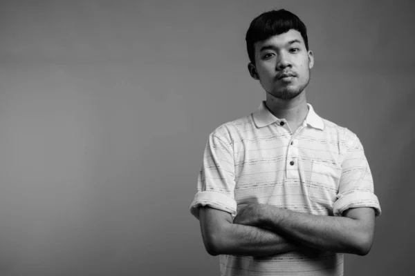 Studio Záběr Mladý Asijský Muž Sobě Pruhované Pólo Košile Proti — Stock fotografie