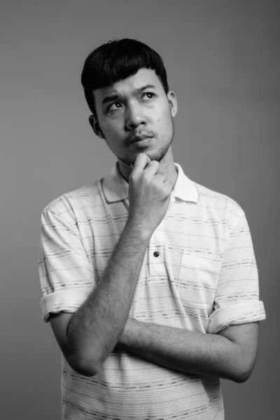 Estudio Joven Asiático Con Camisa Polo Rayas Sobre Fondo Gris —  Fotos de Stock