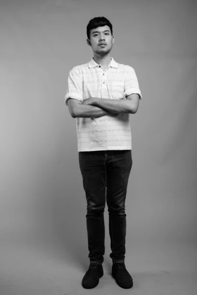 Studio Záběr Mladý Asijský Muž Sobě Pruhované Pólo Košile Proti — Stock fotografie