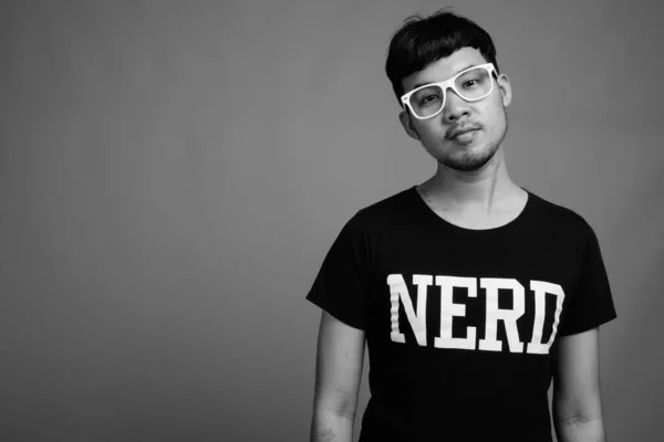 Studioaufnahme Eines Jungen Asiatischen Nerds Mit Brille Vor Grauem Hintergrund — Stockfoto