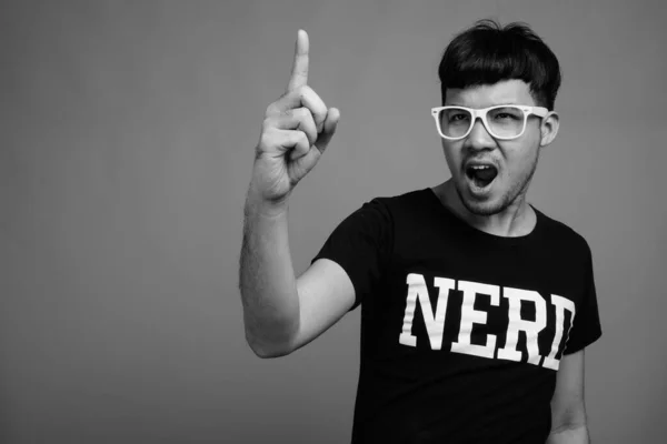 Studio Colpo Giovane Asiatico Nerd Uomo Indossare Occhiali Contro Grigio — Foto Stock