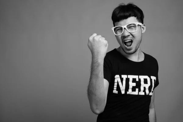 Estudio Tiro Joven Nerd Asiático Con Anteojos Sobre Fondo Gris —  Fotos de Stock