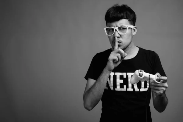 Studioaufnahme Eines Jungen Asiatischen Nerds Mit Brille Beim Spielen Vor — Stockfoto