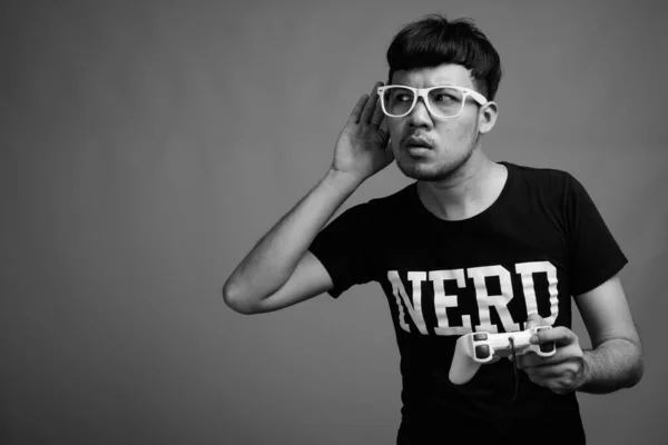 Estudio Tiro Joven Nerd Asiático Con Gafas Mientras Juega Contra —  Fotos de Stock