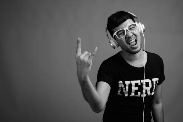 Studio Shot Young Asian Nerd Man Wearing Eyeglasses While Listening — Photo