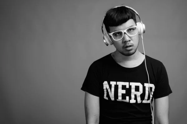 Studio Shot Young Asian Nerd Man Wearing Eyeglasses While Listening — Stock Photo, Image